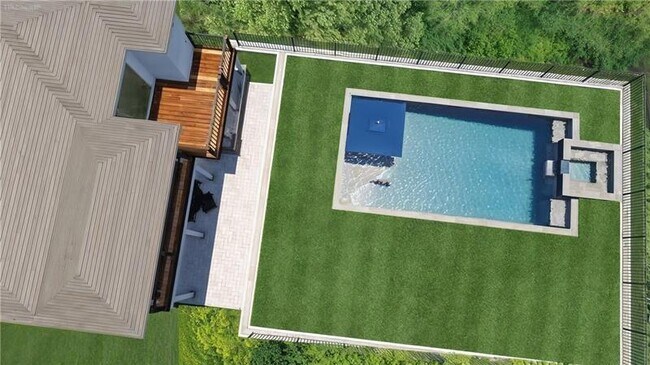 Building Photo - 306 Pinecrest Rd NE