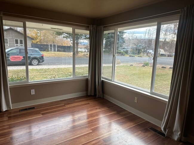 Building Photo - Vintage Character, Modern Finishes! Spacio...