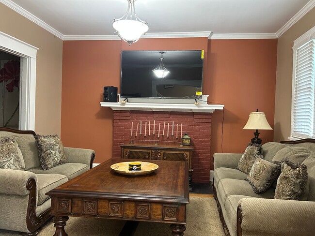 Building Photo - Furnished Short term fully renovated
