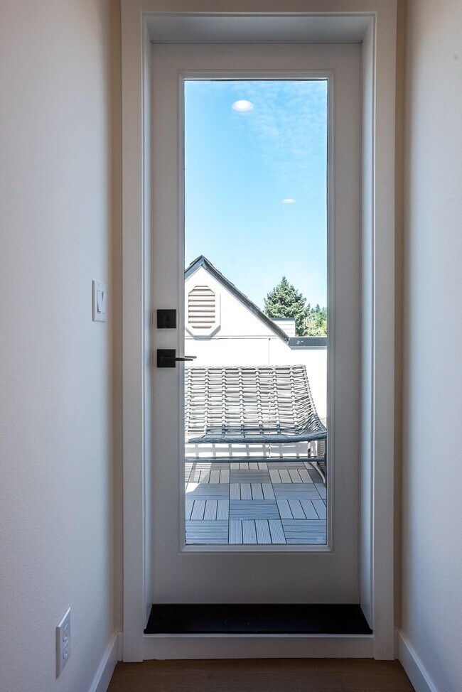 Building Photo - Ballard Townhouse