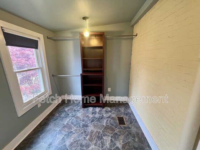 Building Photo - 533 W Walnut St