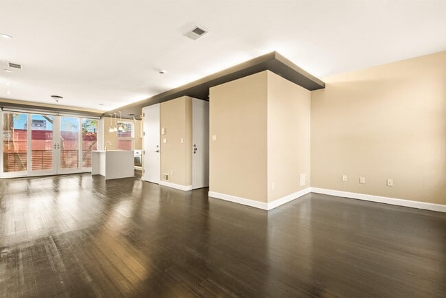 Building Photo - 526 Manila Ave