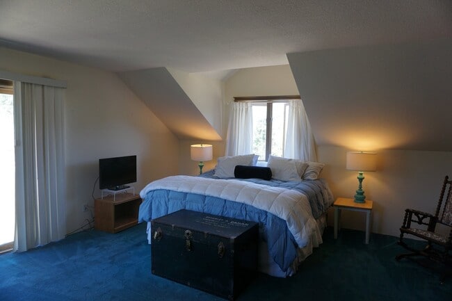 Building Photo - Great House in South Evergreen!! Must See!!