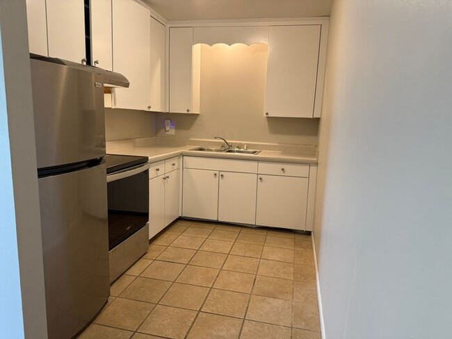 Building Photo - 2 Bedroom Unit was recently renovated. Liv...