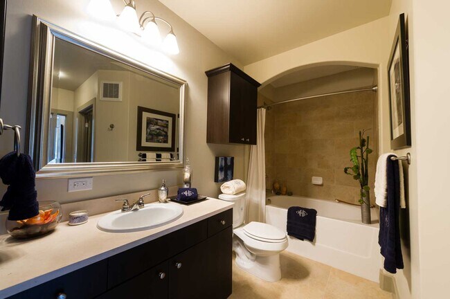 Building Photo - Luxury Living in Montrose 2/2