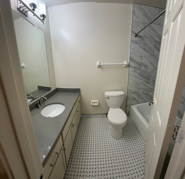 bathroom - 2118 Acklen Ave