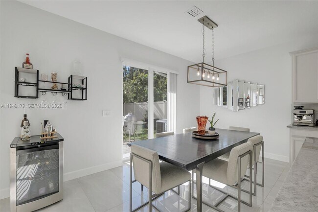 Building Photo - 1827 Lake Cove Dr