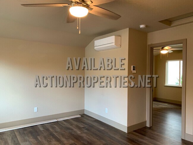 Building Photo - Central Rosville Home- 1 Bed, 1 Bath House - Appliances Included