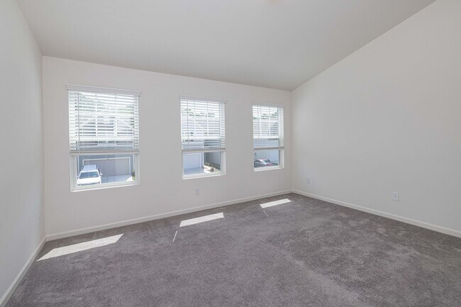 Building Photo - BEAUTIFUL 2 Bedroom Townhome in MIDLAND- A...