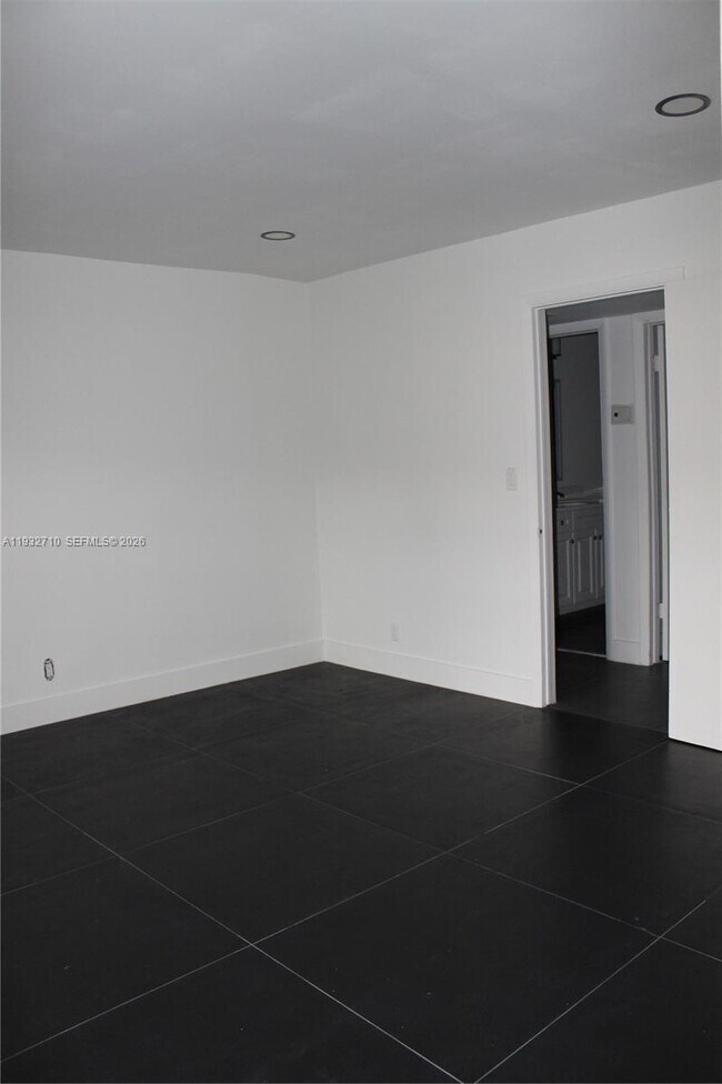 Building Photo - 5140 SW 40th Ave