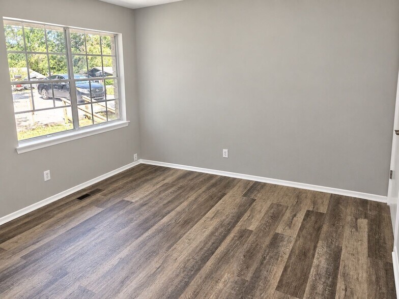 Building Photo - 802 Forest Dale Ln