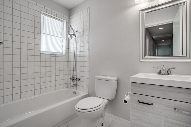 Building Photo - Cozy 3BD Home with Functional Features and...