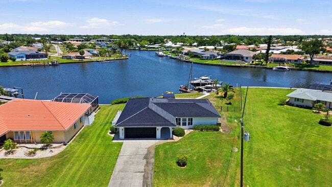 Building Photo - Waterfront beauty in Overbrook Gardens