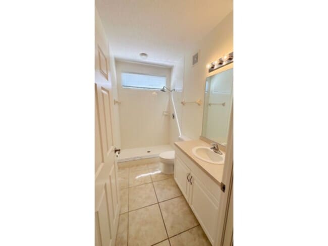 Building Photo - 2 Bedroom 2 Bath Condo! Move-In Special! Water Included!