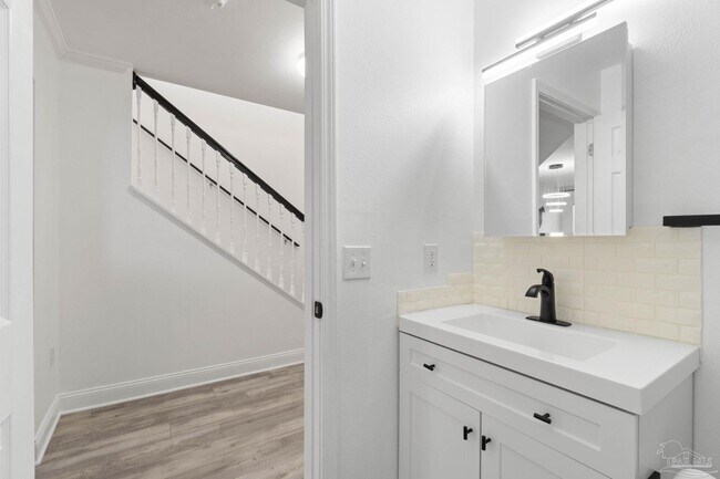 Building Photo - 707 Majestic Dr