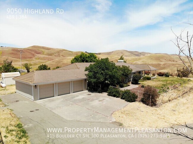 Building Photo - Unique 4 Bed / 3 Bath 3,484 Sq Ft Home off...