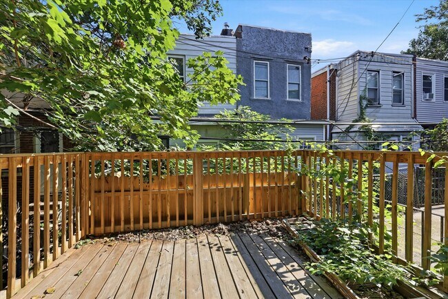 Building Photo - 5515 Catharine St