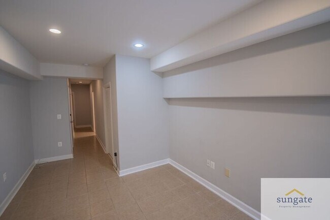 Building Photo - 11 N Streeper St