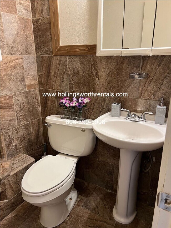 Building Photo - 3 Bedroom 2 bath 1 car Garage w/ Storage Shed