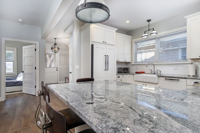 Building Photo - Montford Furnished Rental