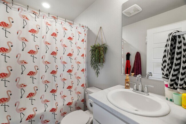 Building Photo - Beautiful 3-Bedroom Townhome with Park Vie...