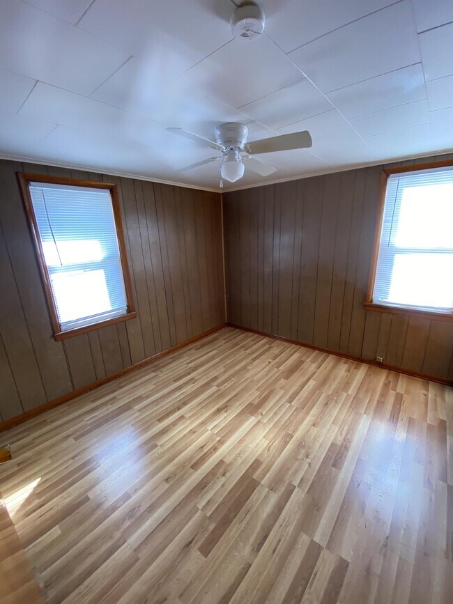 Building Photo - 908 Fallowfield Ave