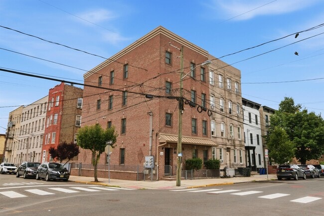 Building Photo - 21 St Pauls Ave