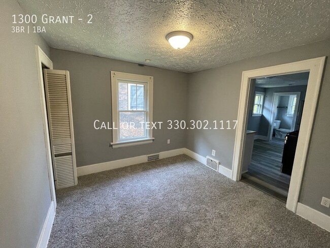 Building Photo - Second level Three bedroom One bathroom ap...