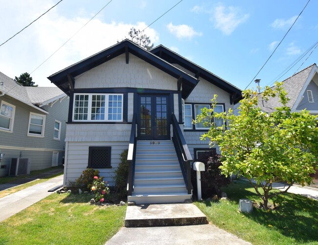 Building Photo - Charming Craftsman with a private back yar...