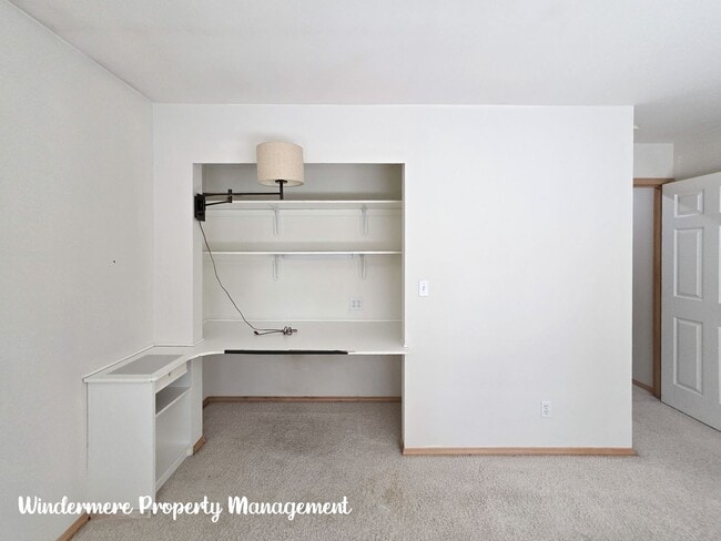Building Photo - Bright and Spacious, Conveniently located ...