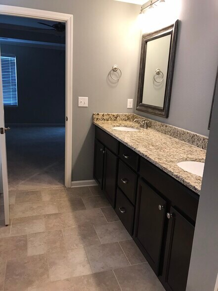 Master bathroom - 7506 Hampstead Hall Dr