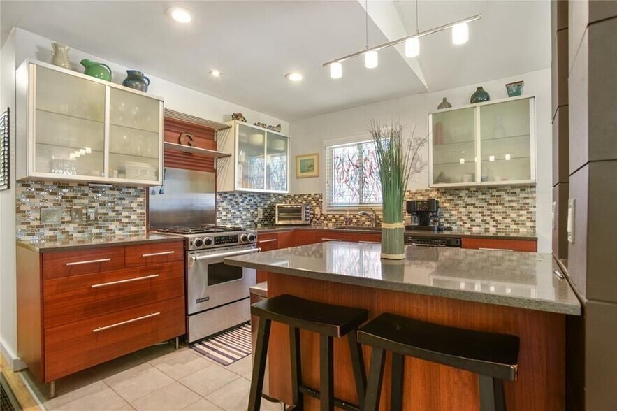 Building Photo - 2056 Arlington Ave NE