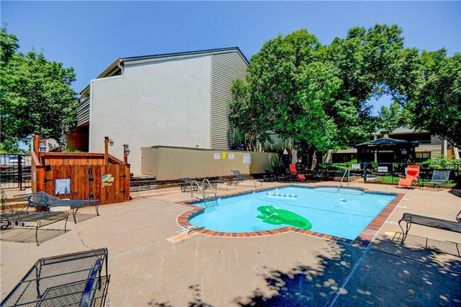 Building Photo - 11140 N Stratford Dr