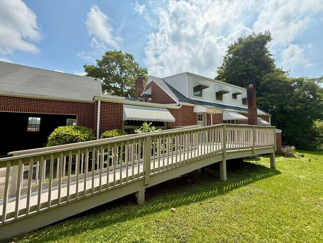 Building Photo - Four bedroom, 1.5 bath house in Graham -De...