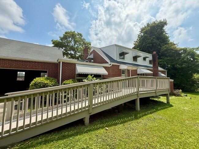 Building Photo - Three bedroom, 1.5 bath house in Graham