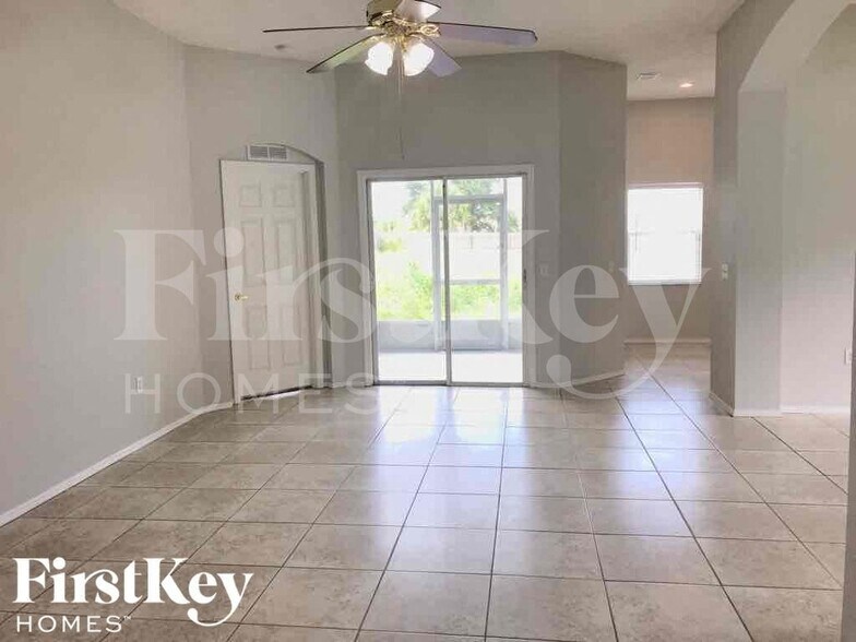 Building Photo - 1237 E Grove Ave