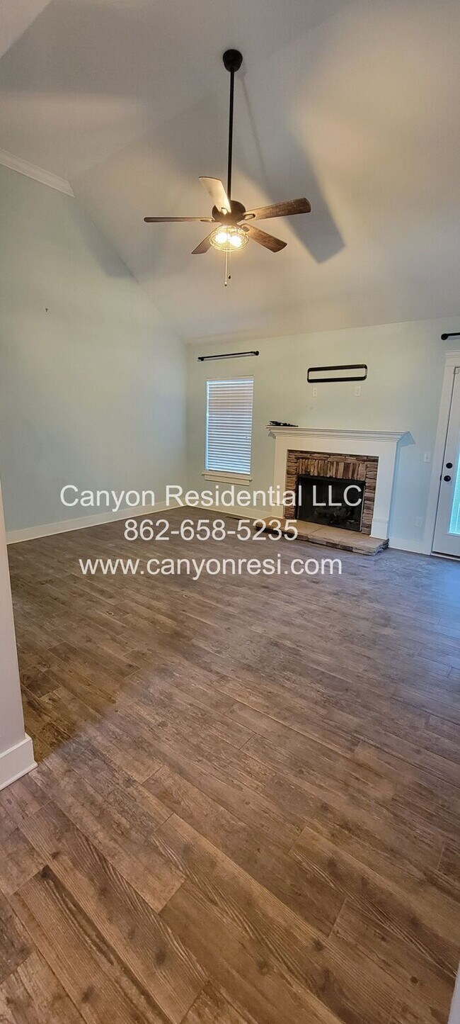 Building Photo - Nice Sized 4 Bed 3 Bath home in great location!