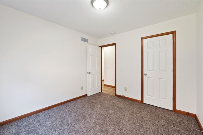 Building Photo - Large 3 Bed 2 Bath ranch for rent