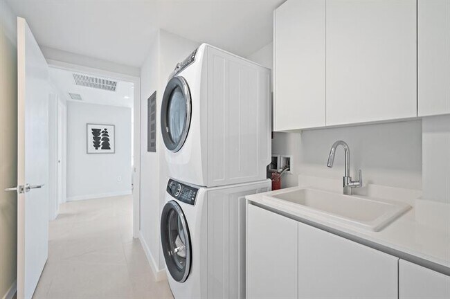 Building Photo - 1116 N Ocean Blvd