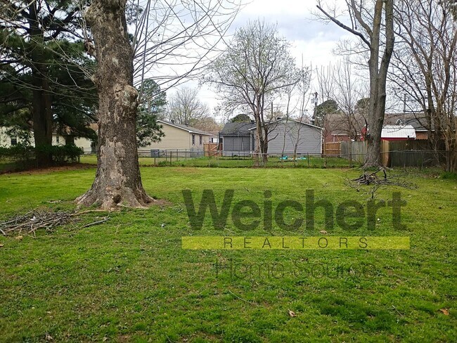 Building Photo - 3BR Home w/ Garage & Fenced Yard