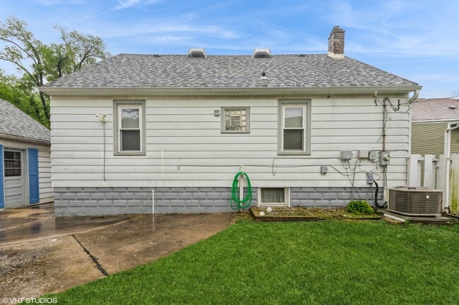 Building Photo - 1282 River Dr
