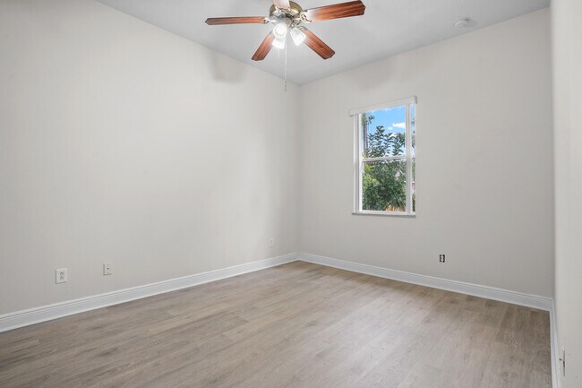 Building Photo - 1092 SW Majorca Ave