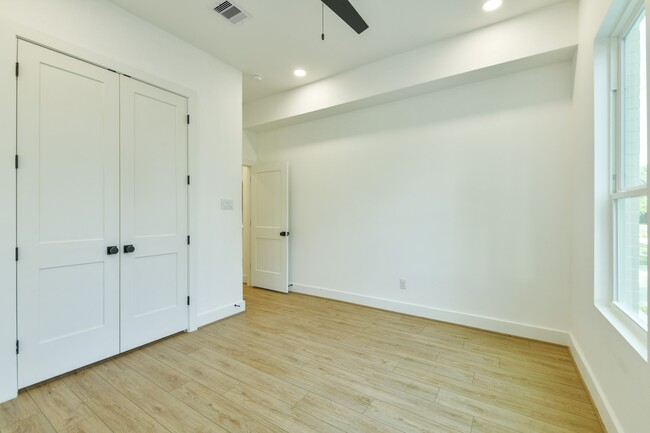 Building Photo - 162 Wallace St