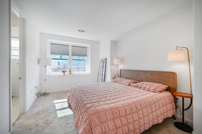 Building Photo - $3595.00 - Newer Large 3/2.5 Townhome in B...