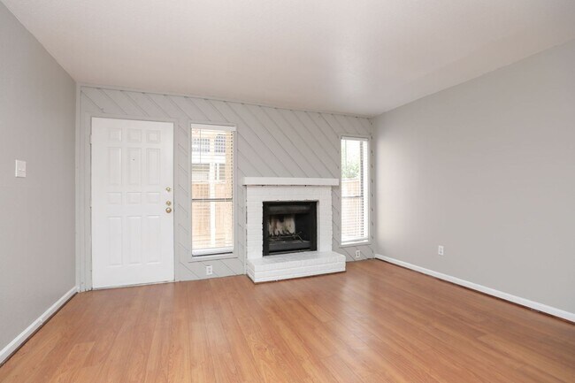 Building Photo - For Lease | 2 Bed, 2 Bath | 925 Sq Ft | La...