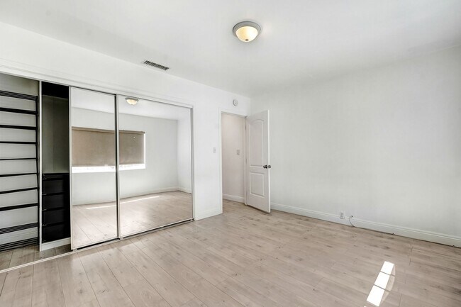 Building Photo - Charming Pasadena Duplex – Upstairs Unit