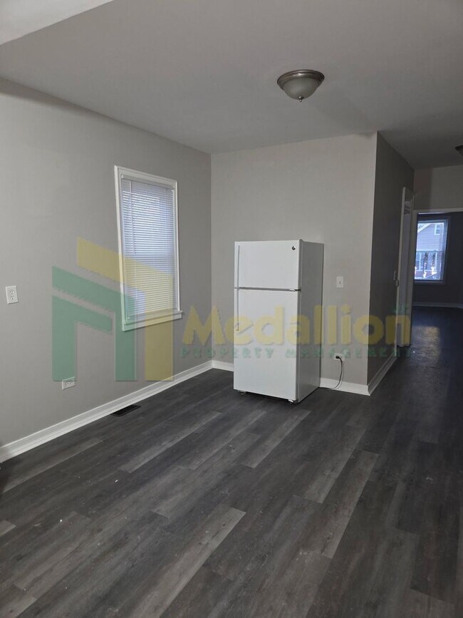 Building Photo - 3-Bedroom Duplex Downstairs unit in 2-Flat with Parking