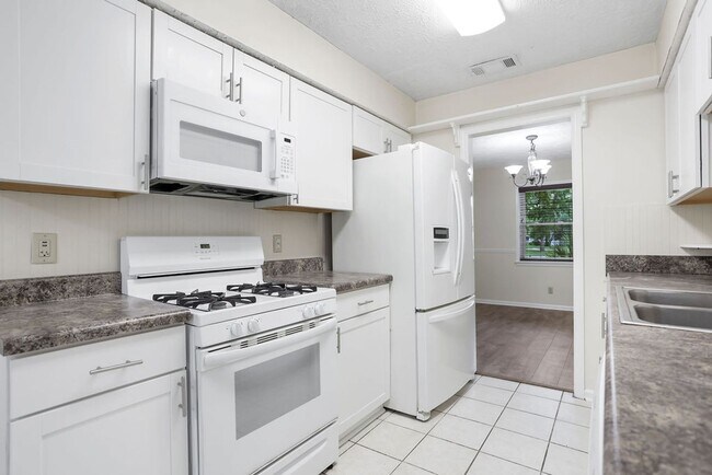 Building Photo - Adorable 3/2 on large corner lot