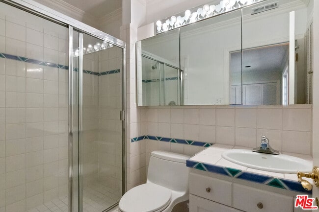 Building Photo - 360 Alma Real Dr