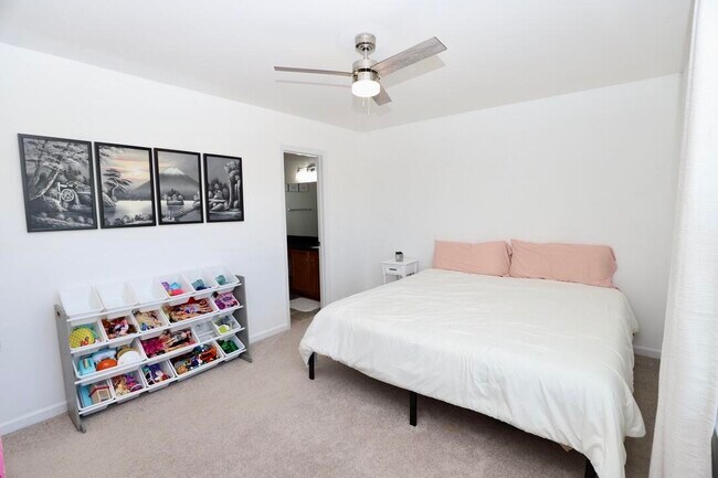 Building Photo - 3260 Matthews Dr